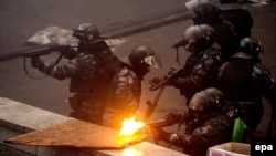 Спецназовцы ведут огонь по майдановцам. Киев. 20 февраля 2014 года
