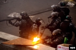 Спецназ ведет огонь по протестующим в центре Киева, 20 февраля 2014 года