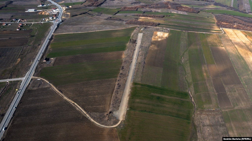 Pamje nga lart e aerodromit të braktisur në Skenderaj.