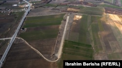 Pamje nga lart e aerodromit të braktisur në Skenderaj.