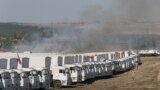 Convoiul rusesc cu ajutoare oprit la Kamensk-Șahtinski în regiunea Rostov, cam la 30 km granița ruso-ucraineană, Russia, 15 august 2014.