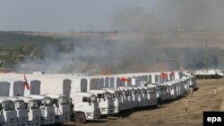 Convoiul rusesc cu ajutoare oprit la Kamensk-Șahtinski în regiunea Rostov, cam la 30 km granița ruso-ucraineană, Russia, 15 august 2014.