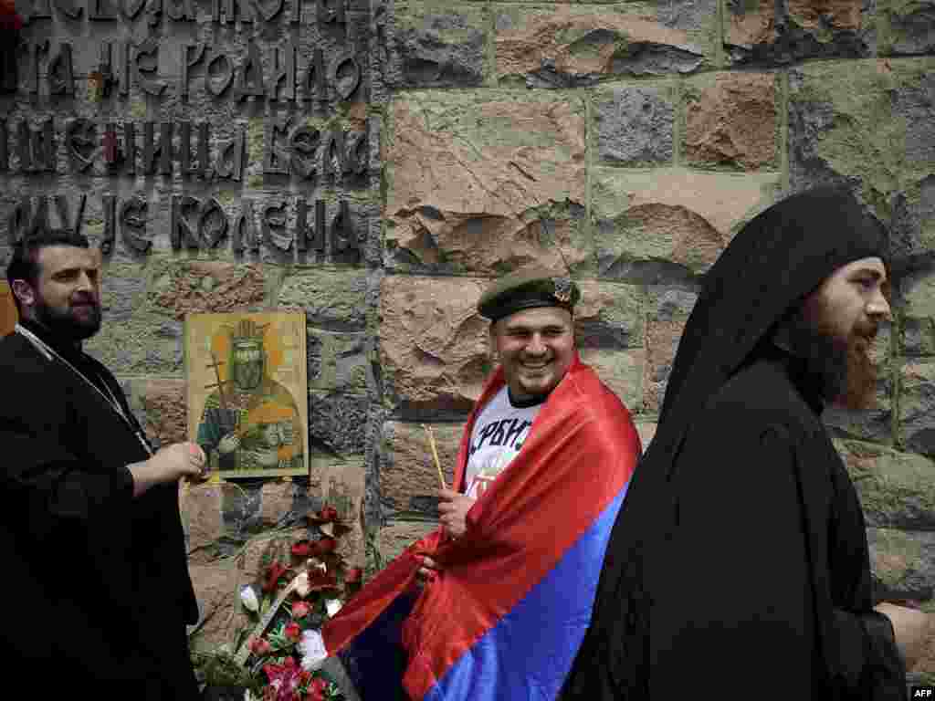 Kosovar Serbs attend a ceremony marking the battle in Gazimestan in 2010.