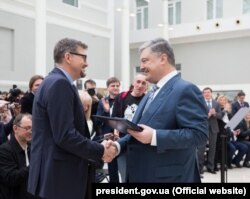 Петро Порошенко (праворуч) вручає Шевченківську премію Сергію Плохію (ліворуч). Київ, 9 березня 2018 року