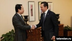 Илдар Халиков (у) Чэн Вэйем белән очраша. Казан, 31 октябрь 2016