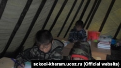 Дети в кочевой школе в Якутии, архивное фото