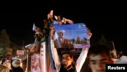 Sprijinitori ai candidatului prezidențial Ashraf Ghani pe străzile de la Kabul la 7 iulie