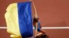 Ярослава Магучіх з прапором україни на чемпіонаті світу з легкої атлетики, Доха, Катар, 30 вересня 2019 року