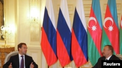 Медведев (слева) сообщил, что тема базы в Гюмри обсуждалась на его переговорах с Ильхамом Алиевым (справа) в пятницу в Баку, 3 сентября 2010