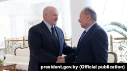 Аляксандар Лукашэнка (зьлева) і Курманбек Бакіеў у Менску, 6 жніўня 2019