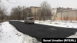 Участок дороги в микрорайоне Зачаганск в Уральске, на котором в минусовую погоду был уложен асфальт. 6 декабря 2017 года.