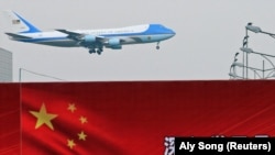 Самолет президента США совершает посадку в Пекине
