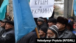 Многотысячный митинг в поддержку территориальной целостности Украины, созванный Меджлисом крымскотатарского народа. Симферополь, 26 февраля 2014 года