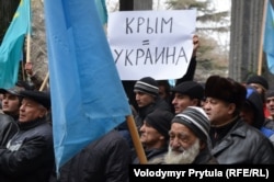 Многотысячный митинг в поддержку территориальной целостности Украины, созванный Меджлисом крымскотатарского народа. Симферополь, 26 февраля 2014 года