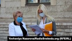 Лідія Кривенко (ліворуч) та її адвокат Ірина Вишнякова біля суду, Запоріжжя, 7 травня 2020 року