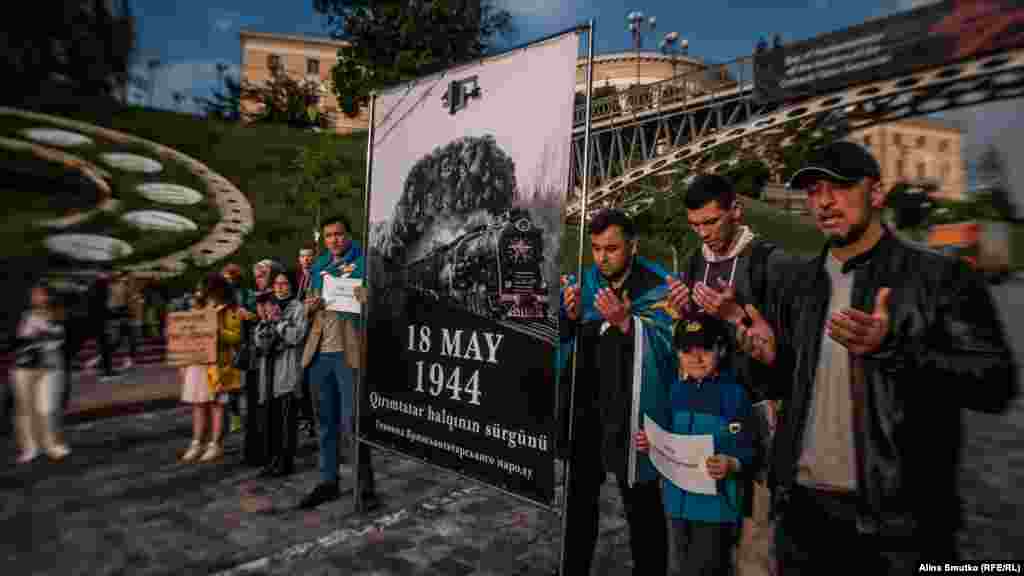 Собравшиеся провели дуа (молитву) в память о жертвах геноцида крымскотатарского народа&nbsp;