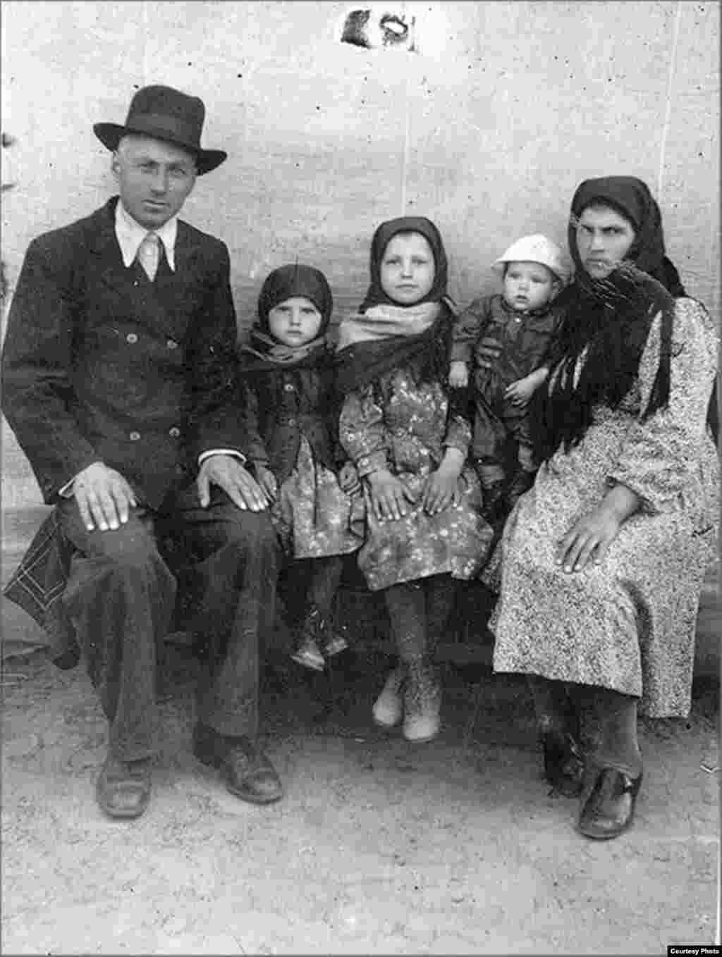 Moldoveni deportați de sovietici în 1941 - Din albumul Elenei Șișcan