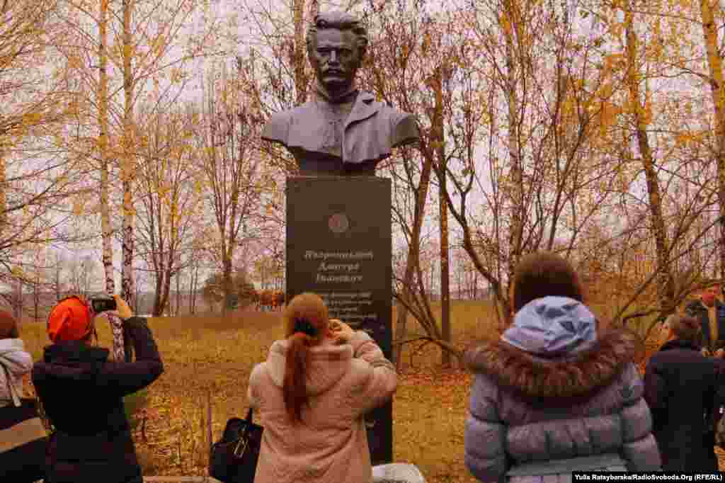 Пам&rsquo;ятник землякові незвичний: Яворницький &ndash; не солідний академік, а молода людина у вишиванці