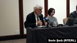 Maia Sandru și Vladimir Socor la dezbaterea de la București