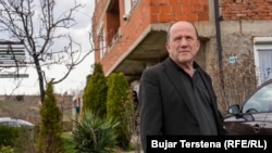 Babai i Pajtimit, para shtëpisë së familjes. Ai thotë se Pajtimi vetëm priste përfundimin e jashtëm të shtëpisë për t'u kthyer në Kosovë përfundimisht.