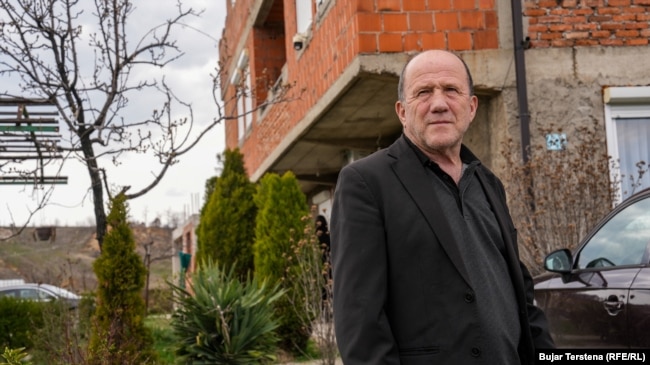 Babai i Pajtimit, para shtëpisë së familjes. Ai thotë se Pajtimi vetëm priste përfundimin e jashtëm të shtëpisë për t'u kthyer në Kosovë përfundimisht.