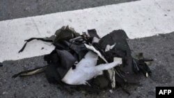 США - Остатки рюкзака, в котором, согласно ФБР, находилась одна из бомб, взорванных на бостонском марафоне, 16 апреля 2013 г.