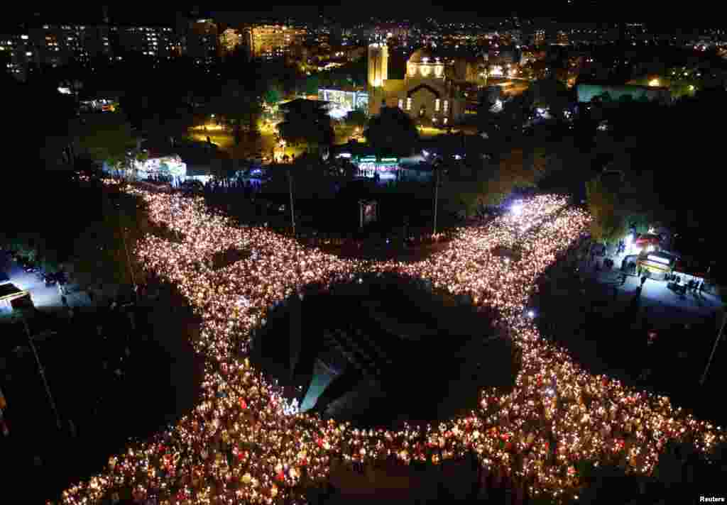 Vernici su u subotu uveče od sveća napravili veliki krst ispred hrama cara Konstantina i carice Jelene u Nišu