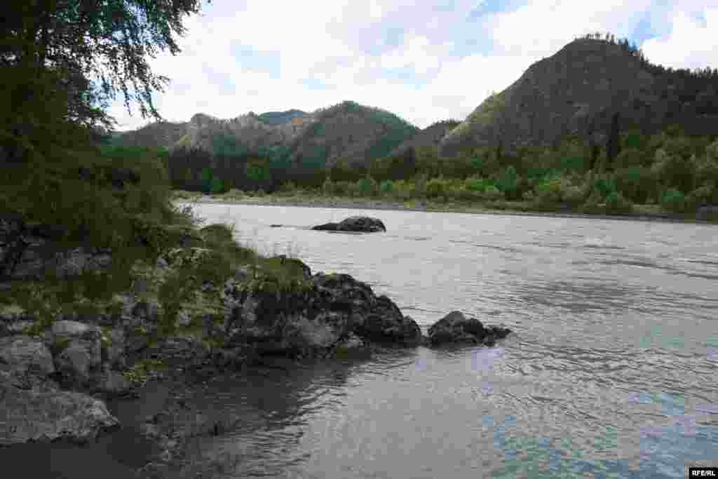 Russia – Altay region, river, landscape, boat, rafting, forest, 10Jun2008
