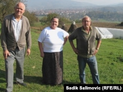 Porodica Alić na svom imanju u selu Žabokvica, 15. novembar 2011.