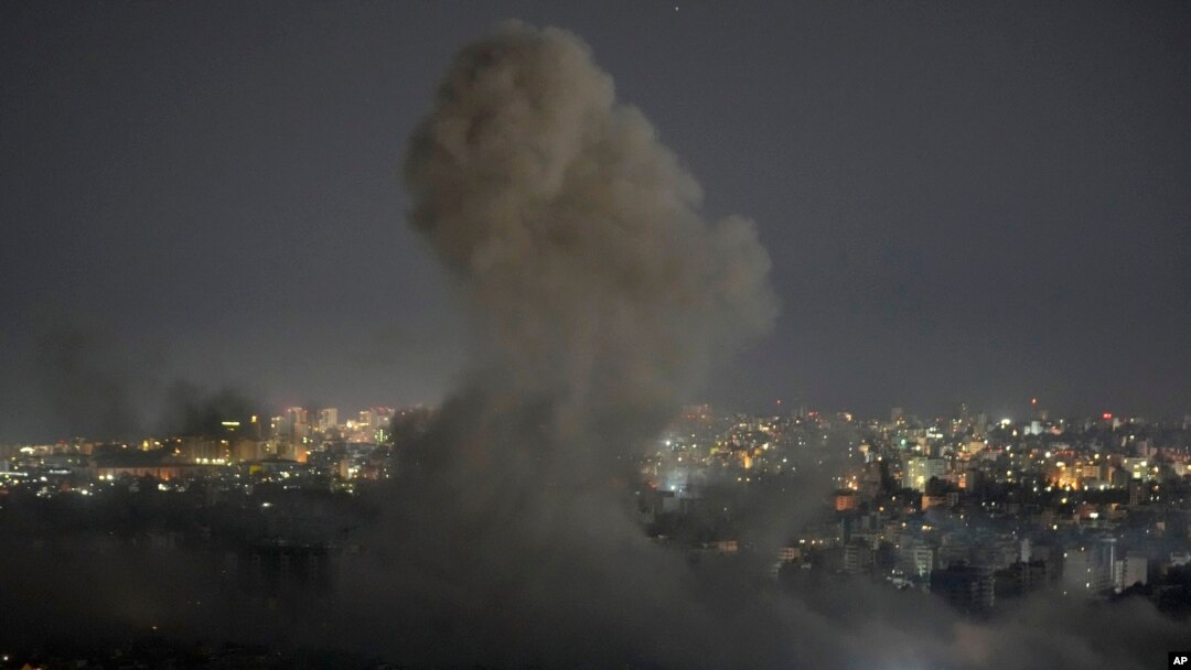 Explozii provocate de bombardamente israeliene asupra Beirutului, în dimineața zilei de 25 octombrie 2024.