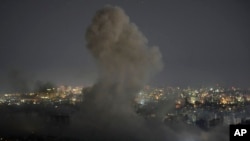 Explozii provocate de bombardamente israeliene asupra Beirutului, în dimineața zilei de 25 octombrie 2024.