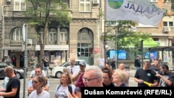 Aktivisti i deo stručne javnosti ostali su izvan sale u kojoj je prezentacija održana, 7. avgust 2025.
