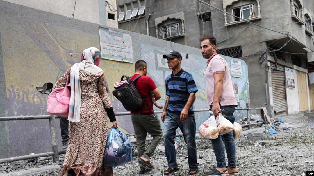 Civilii palestinieni își evacuează locuințele după loviturile aeriene ale Israelului din Gaza. 9 octombrie 2023.