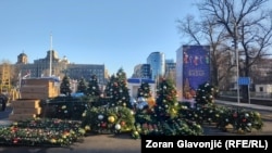 Jelke s ukrasima namenjene "Božićnom selu" umesto šatora pristalica vlasti u Srbiji.