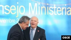 Spain -- Foreign Minister Miguel Angel Moratinos (right), welcomes Armenian Foreign Minister Vartan Oskanian at the 15th OSCE Ministerial Council in Madrid, 29 November 2007.