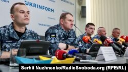 Звільнені з російського полону українські моряки