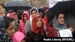 Owgan zenanlary ýöriş geçýär. Arhiwden alnan surat