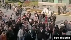 Stambul şäherindäki Altynbaş uniwersitetiniň Mahmutbeýdäki okuw binasynyň daşynda duran türkmenistanly studentler. 18-nji dekabr, 2025 ý.