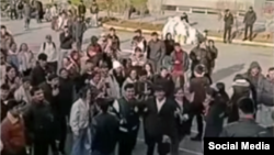 Туркменские студенты стоят перед зданием университета имени Махмутбея в Алтынбаше, Стамбул, 18 декабря 2025 года