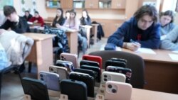 Începând din 2025, folosirea telefoanelor mobile la școală, în timpul orelor, este restricționată. 