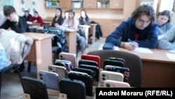 Începând din 2025, folosirea telefoanelor mobile la școală, în timpul orelor, este restricționată. 