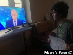 Аршак Макичян смотрит пресс-конференцию Владимира Путина. Фото предоставлено Радио Свобода движением Fridays for Future