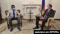 Корреспондент Радио Азатутюн Саргис Арутюнян берет интервью у секретаря Совета безопасности Армена Григоряна (справа), 10 июня 2020 г. 