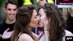 Fransada lesbian cütlüyün toyu 