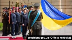 Украина президент Владимир Зеленскийге ел әскерінің басшыларын таныстыру сәті. Киев, 20 мамыр 2019 жыл. 