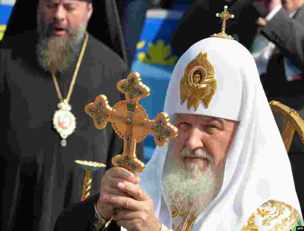 Patriarhul Moscovei şi al Întregii Rusii Kiril binecuvântând asistenţa