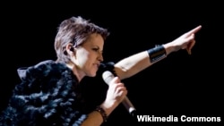 Долорес O'Риордан, солистка группы The Cranberries.