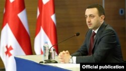 Премьеру не пришелся по душе почти ни один вопрос – ни о внешней политике, ни о внутренних процессах, происходящих в стране. Большинство из них он называл «провокационными», «искусственными», а некоторые и вовсе написанными «сектой «националов»