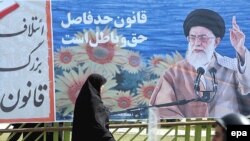 در انتخابات مجلس هشتم، که هشت روز ديگر برگزار خواهد شد، حدود ۴۵۰۰ نامزد برای دستيابی به ۲۹۰ کرسی مجلس رقابت می‌کنند. (عکس از EPA)