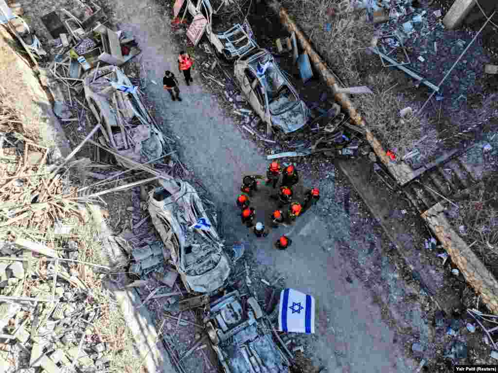Fotografija snimljena dronom prikazuje spasioce u blizini stambenih kuća koje su pogođene iranskim raketnim napadom u Ramat Ganu 14. juna.